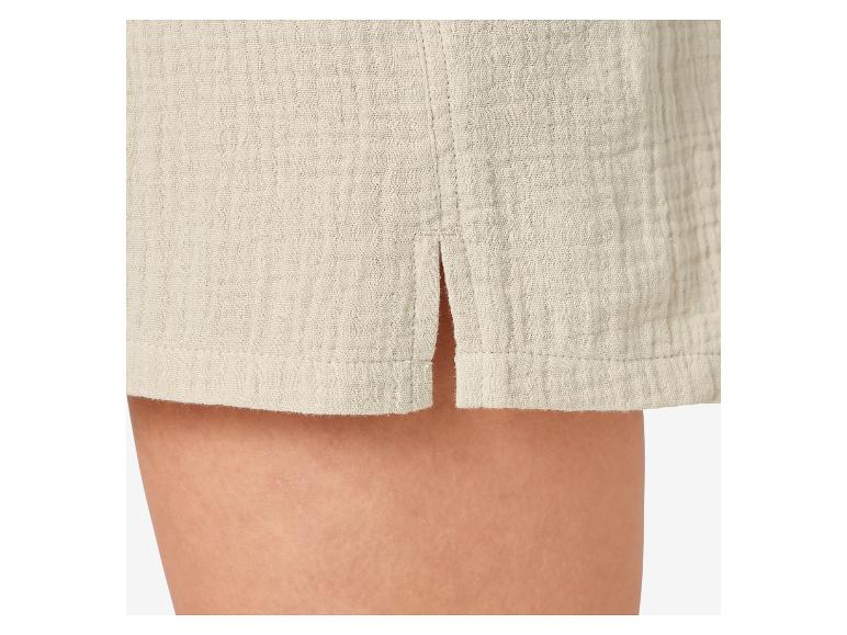 Detail einer beige Shorts aus leichtem Stoff.