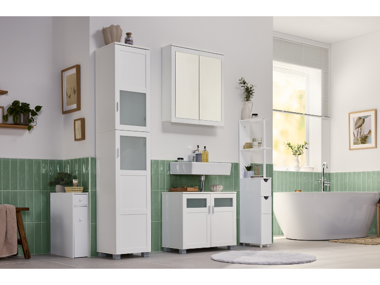 Modernes Badezimmer mit weißen Möbeln, mintgrünen Fliesen und einer freistehenden Badewanne.