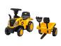Gelber Aufsitz-Traktor mit Anhänger und Spielzeugwerkzeugen.