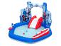 Aufblasbares Spielcenter mit Wasserrutsche und Superheldenfiguren.