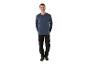 Mann in blauem Langarmshirt und schwarzer Arbeitshose