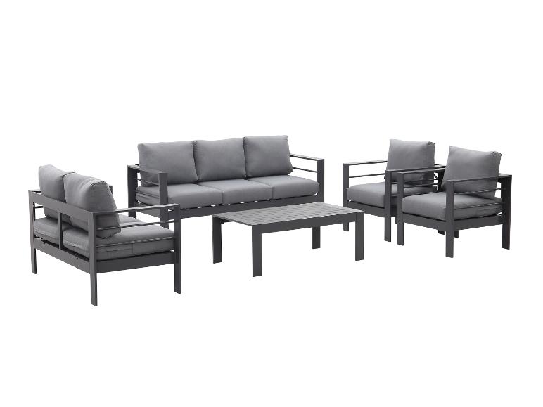 Graues Outdoor-Möbelset mit Sofa, zwei Sesseln und einem Couchtisch.