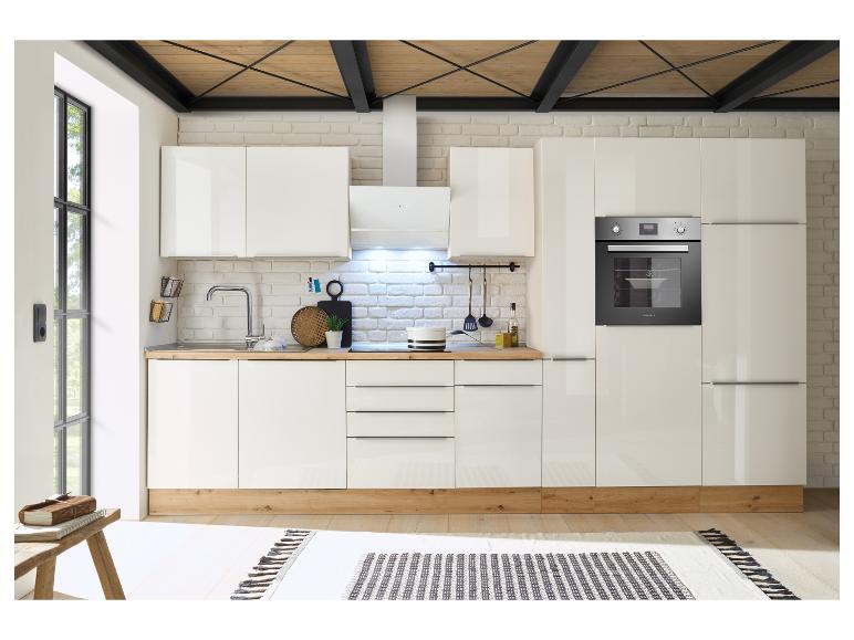 Moderne Küche mit weißen Hochglanzfronten, Holzarbeitsplatte und Einbaubackofen.