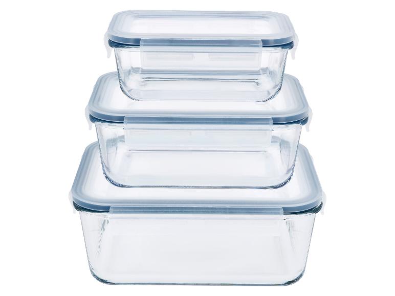 Gestapelte rechteckige Glas-Frischhaltedosen mit transparenten Deckeln.