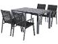 Dunkelgraues Outdoor-Esszimmer-Set mit rechteckigem Lamellentisch und vier Stühlen mit geflochtenen Rückenlehnen.