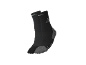 Ein Paar schwarze Sportsocken mit grauen Akzenten und weißer Schrift.