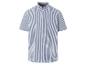 Kurzarmhemd mit blau-weißen Streifen.