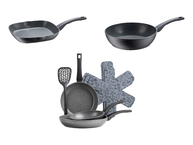 Küchenutensilien-Set: eine Grillpfanne, eine Wokpfanne, zwei Bratpfannen, ein Pfannenwender und Topfuntersetzer.