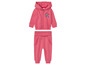 Ein rosafarbener Baby-Jogginganzug mit Kapuze von Lupilu.