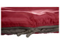 Ein roter Schlafsack mit Doppelfrontreißverschluss von Grand Canyon.