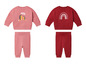 Zwei Baby-Sets mit Langarmshirt und Hose, eines mit Igel-Print und das andere mit Regenbogen-Print.