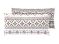 Zwei Kissen mit geometrischen und winterlichen Mustern in Beige und Weiß.