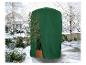 Grüne Pflanzenschutzhülle in einer verschneiten Winterlandschaft.