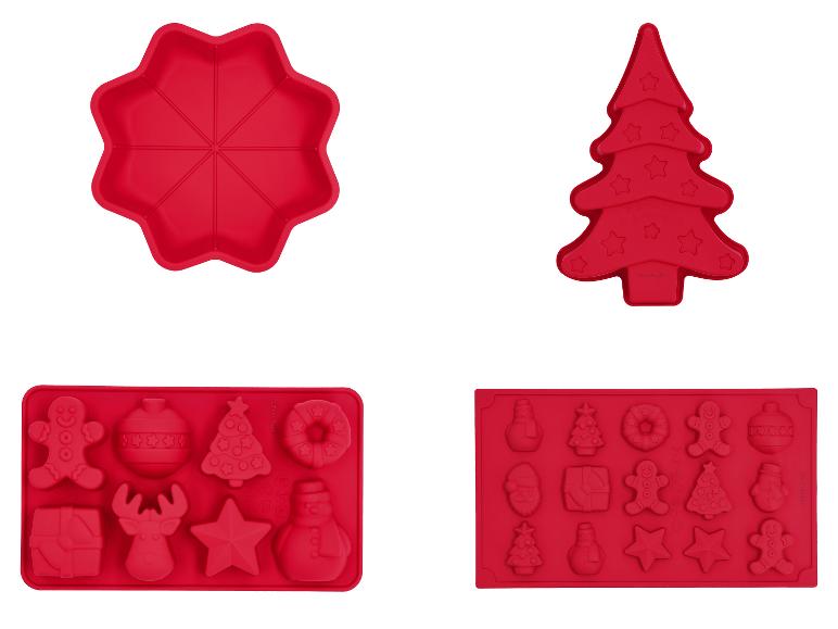Rote Silikon-Backformen mit Weihnachtsmotiven, darunter ein Baum und ein Tablett mit verschiedenen Designs.