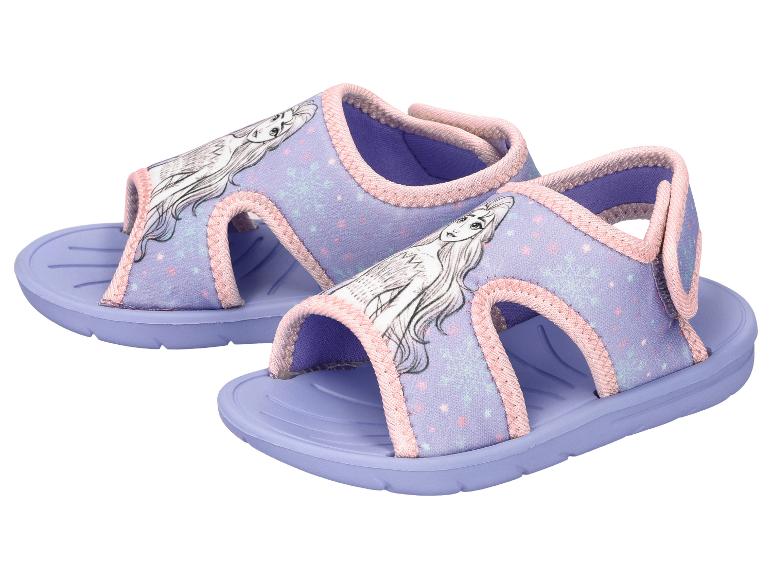 Lila Kindersandalen mit Prinzessinnen- und Schneeflockenmotiven.