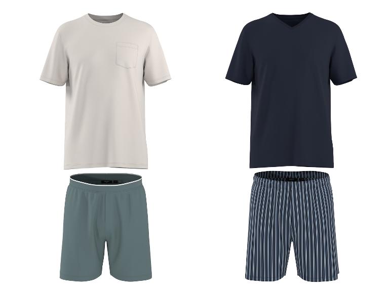 Herren-Pyjama-Sets: beiges Kurzarm-T-Shirt mit Tasche und grüne Shorts, sowie marineblaues V-Ausschnitt-T-Shirt mit gestreiften Shorts.