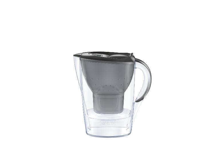 Transparenter Wasserfilterkrug mit dunkelgrauem Deckel und Filtereinsatz.