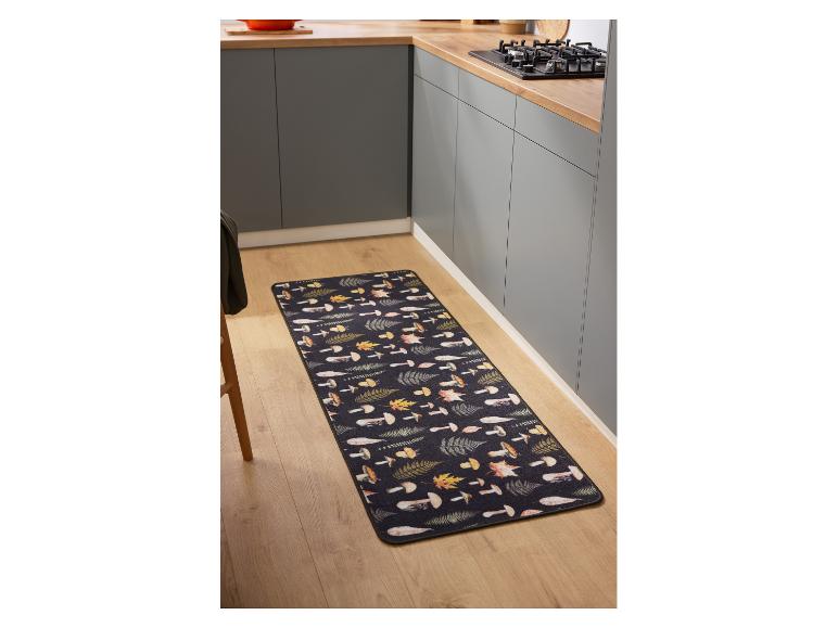 LIVARNO home Küchenläufer mit Pilzmotiv in einer Küche.