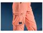 Nahaufnahme einer orangefarbenen Skihose mit dem Label Mountain Slopes.
