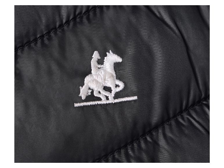 Schwarze Steppjacke mit weißem gesticktem Reiter-Logo.
