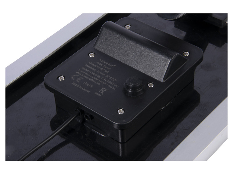 Nahaufnahme eines schwarzen Solarpanels mit dem Text 'YUANHUA'