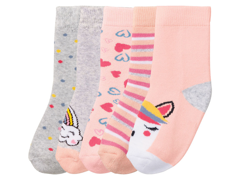 Ein Set mit vier Socken mit Regenbogen-, Herz- und Einhorn-Motiven.