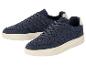 Ein Paar blaue Sneaker mit Mesh-Details und weißen Sohlen.