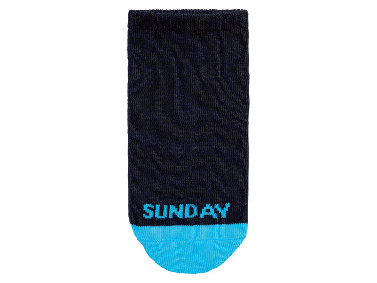 Eine dunkelblaue Socke mit türkisfarbenem Rand und dem Schriftzug 'SUNDAY'.