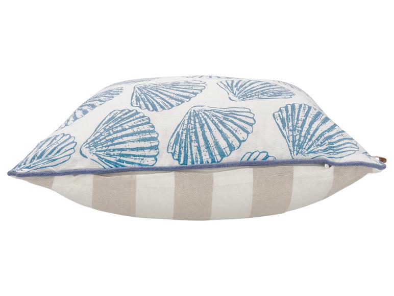 Dekokissen mit blauen Muscheln und beigen Streifen.