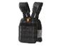 Schwarze Gewichtsweste mit gepolsterten Schultergurten und MOLLE-System.