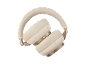 Beige kabellose Over-Ear-Kopfhörer, zusammengeklappt auf schwarzem Hintergrund