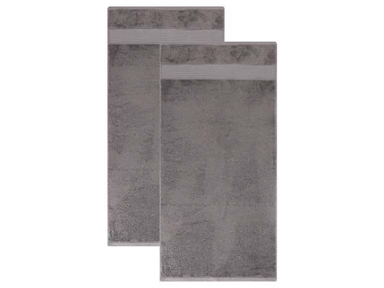Zwei graue Badetücher mit Zierstreifen