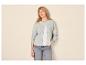 Frau in hellblauer Strickjacke und Jeans
