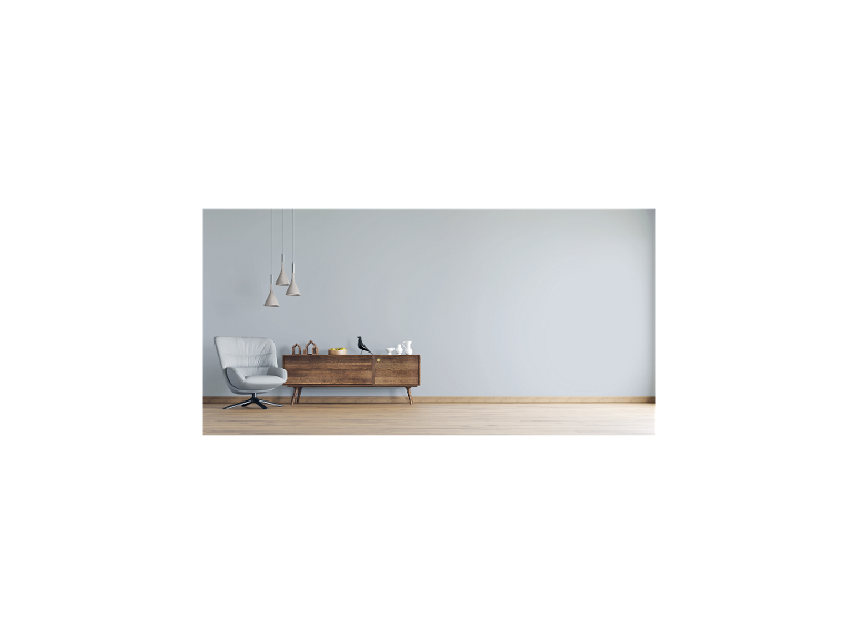 Grauer Sessel, Holzsideboard mit Dekorationen und Pendelleuchten in einem modernen Wohnzimmer.