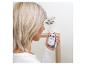 Blonde Frau hält ein weiß-graues Babyphone.