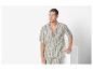 Gestreifter Herren-Pyjama, Hemd und Shorts.