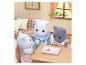 Drei Sylvanian Families Kätzchen sitzen am Tisch mit sternförmigem Schmuck.