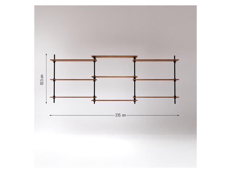 Holzwandregal mit schwarzen Stützen, Maße 92,5 cm x 235 cm.