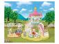 SYLVANIAN FAMILIES Erlebniskindergarten mit Sandkasten und Pool, Figuren spielen im Garten