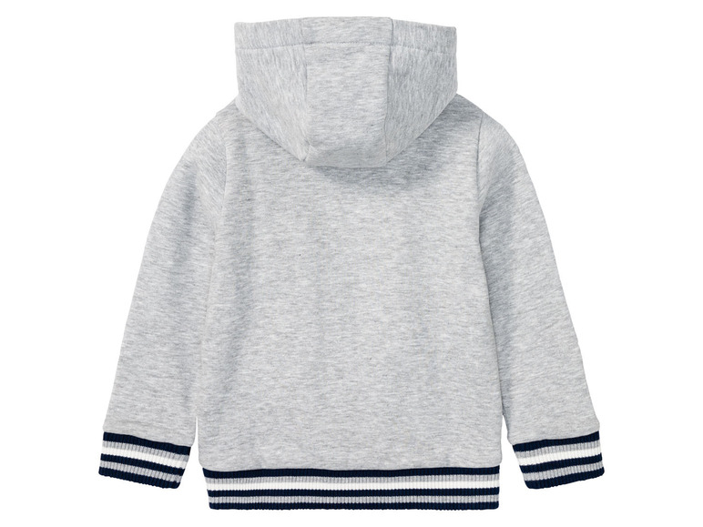 Graue Kapuzenjacke mit blauen Streifen.