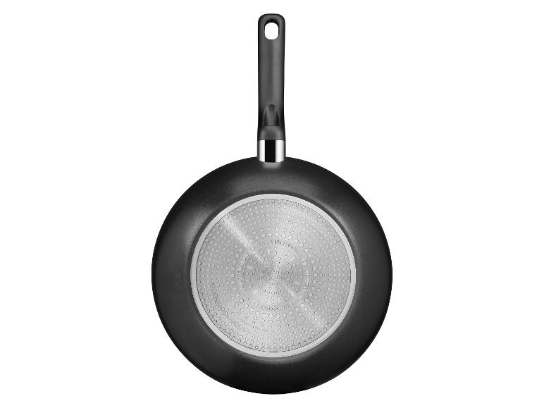 Schwarze Pfanne mit Griff, von unten gesehen, mit Induktionstechnologie.