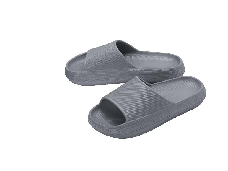 Ein Paar graue Badeschuhe mit geprägter Textur