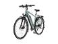 Mintgrünes City-E-Bike mit Gepäckträger und Vorderlicht