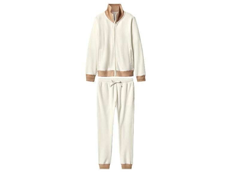 Cremefarbener Trainingsanzug mit Reißverschlussjacke und passender Jogginghose.