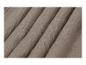 Detail eines beigen Stoffes mit feiner Textur und Falten.
