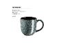 Eine einzelne dunkelgrün gesprenkelte Tasse mit schwarzer Innenseite, daneben ihre Maße und Menge.
