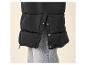 Schwarze Steppweste mit Druckknöpfen und Reißverschluss, kombiniert mit Jeans.