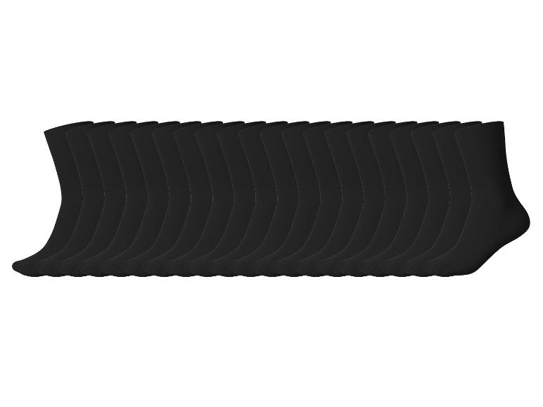 Mehrere schwarze Socken in Reihen angeordnet.