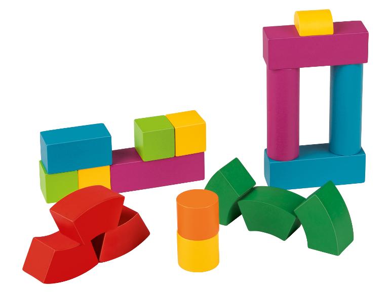 Holzbausteine in verschiedenen Farben und Formen, darunter rote Bögen, grüne Halbkreise und blaue Würfel.