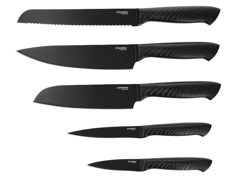 Set aus fünf schwarzen Küchenmessern mit strukturierten Griffen, darunter gezackte und spitze Messer.